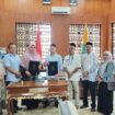 Pemerintah Kabupaten Aceh Jaya melakukan kerjasama dengan Sekolah Tinggi Ilmu Administrasi Pelita Nusantara (STIA PEN) dengan melakukan penandatanganan nota kesepakatan (MoU) yang berlangsung di Ruang Kerja Bupati, Jumat (26/9/2025) (Foto/Ist)