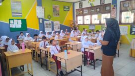 Petugas dari Dinas Pendidikan dan Kebudayaan Aceh Jaya mulai melakukan seleksi Beasiswa berprestasi  yang tersebar di tingkat SD/MI maupun SMP/MTS sederajat yang tersebar dalam Kabupaten Aceh Jaya, Senin (6/10/2025) (Foto/Ist)