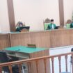 Mantan Ketua Majelis Adat Aceh (MAA) Aceh Jaya saat mengikuti persidangan di Pengadilan Negeri Syar’iyah Calang, Senin (6/10/2025) (Foto/Ist)