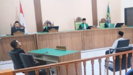 Mantan Ketua Majelis Adat Aceh (MAA) Aceh Jaya saat mengikuti persidangan di Pengadilan Negeri Syar’iyah Calang, Senin (6/10/2025) (Foto/Ist)