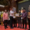 Bupati Aceh Jaya, Safwandi menerima penghargaan sebagai Tokoh Peduli Kesehatan Jiwa dari Gubernur Aceh, H. Muzakir Manaf, dalam peringatan Hari Kesehatan Jiwa Sedunia (HKJS) ke-33 yang berlangsung di Anjong Mon Mata, Pendopo Gubernur Aceh, Jumat (10/10/2025) (Foto/Ist)