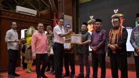 Bupati Aceh Jaya, Safwandi menerima penghargaan sebagai Tokoh Peduli Kesehatan Jiwa dari Gubernur Aceh, H. Muzakir Manaf, dalam peringatan Hari Kesehatan Jiwa Sedunia (HKJS) ke-33 yang berlangsung di Anjong Mon Mata, Pendopo Gubernur Aceh, Jumat (10/10/2025) (Foto/Ist)