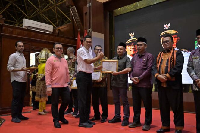 
 Bupati Aceh Jaya, Safwandi menerima penghargaan sebagai Tokoh Peduli Kesehatan Jiwa dari Gubernur Aceh, H. Muzakir Manaf, dalam peringatan Hari Kesehatan Jiwa Sedunia (HKJS) ke-33 yang berlangsung di Anjong Mon Mata, Pendopo Gubernur Aceh, Jumat (10/10/2025) (Foto/Ist) 