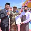 Bupati Aceh Jaya, Safwandi didampingi Kalapas III CalangKepala Lapas Calang, Suparman menyerahkan Surat Keputusan (SK) remisi secara simbolis kepada warga binaa lapas III Calang, Minggu (17/8/2025) (Foto/DISTORI/ Zahlul Akbar)