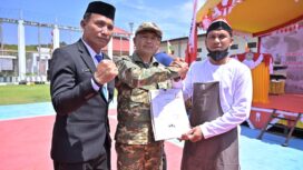 Bupati Aceh Jaya, Safwandi didampingi Kalapas III CalangKepala Lapas Calang, Suparman menyerahkan Surat Keputusan (SK) remisi secara simbolis kepada warga binaa lapas III Calang, Minggu (17/8/2025) (Foto/DISTORI/ Zahlul Akbar)