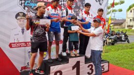 upati Aceh Jaya, Safwandi menyerahkan hadiah kepada pemenang Balap Motor Kejuaraan Provinsi (Kejurprov) IMI Aceh Capella Honda Cup Race Putaran ke 2 tahun 2025 Trophy Bupati dan Wakil Bupati Aceh Jaya di Sirkuit Non Permanen Komplek Kantor Bupati Aceh Jaya, Minggu (31/9/2025) (Foto/Foto: DISTORI/Pemerintah Aceh)