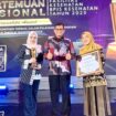 Kepala UPTD Puskesmas Lamno, dr. Rina Afriani (kiri) menerima piagam Seva Paramahita Award 2025 Katagori Puskesmas dengan Fasilitas Kesehatan Berkomitmen Terbaik Dalam Pelayanan Program Jaminan Kesehatan Nasional (JKN) tahun 2025 di Jakarta, Kamis (9/10/2025) (Foto/Ist)