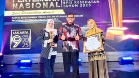 Kepala UPTD Puskesmas Lamno, dr. Rina Afriani (kiri) menerima piagam Seva Paramahita Award 2025 Katagori Puskesmas dengan Fasilitas Kesehatan Berkomitmen Terbaik Dalam Pelayanan Program Jaminan Kesehatan Nasional (JKN) tahun 2025 di Jakarta, Kamis (9/10/2025) (Foto/Ist)