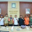 Wakil Bupati Aceh Jaya mulai merumuskan strategi baru dalam mengantisipasi banjir tahunan yang kerap melanda wilayah pesisir barat Aceh. Rencana itu dibahas dalam rapat koordinasi mitigasi bencana yang dipimpin Wakil Bupati Aceh Jaya, Muslem D, S.E., bersama Tenaga Ahli Kepala Badan Nasional Penanggulangan Bencana (BNPB), Brigjen TNI M. Syech Ismet, S.E., M.Han, di ruang kerja Wakil Bupati, Rabu (22/10/2025) (Foto/Ist)