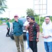 Plt. Sekretaris Daerah (Sekda) Kabupaten Aceh Jaya, Juanda (tengah) mendampingi kunjungan kerja anggota Komisi V DPR RI, H. Irmawan, S.Sos., M.M., dari daerah pemilihan Aceh I, ke Desa Tanoh Manyang, Kecamatan Teunom, Kamis (9/10/2025). (Foto/Ist)