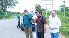 Plt. Sekretaris Daerah (Sekda) Kabupaten Aceh Jaya, Juanda (tengah) mendampingi kunjungan kerja anggota Komisi V DPR RI, H. Irmawan, S.Sos., M.M., dari daerah pemilihan Aceh I, ke Desa Tanoh Manyang, Kecamatan Teunom, Kamis (9/10/2025). (Foto/Ist)