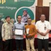 Kepala Dinas Pertanian Aceh Jaya, Dailami saat menerima Penghargaan di Ballroom Hermes Palace Hotel, Banda Aceh, Sabtu (11/10/2025) (Foto/Ist)
