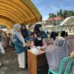 Pimpinan Cabang Ikatan Apoteker Indonesia (IAI) Kabupaten Aceh Jaya bekerjasama dengan Dinas Kesehatan setempat menggelar kegiatan pengabdian masyarakat dalam rangka memperingati Hari Apoteker Sedunia (HAS) di Gampong Datar Luas, Kecamatan Krueng Sabee, Aceh Jaya, Sabtu (15/11/2025)  (Foto/Ist) 