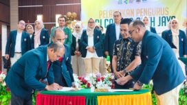 Proses penandatanganan berita acara serah terima jabatan IDI Cabang Aceh Jaya, Kamis (20/11/2025) (Foto/AJP-Putri) 