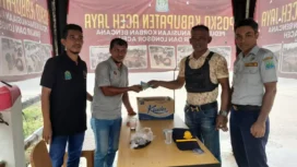 Pengurus PWI Aceh Jaya (kiri) saat galang Bantuan Kemanusiaan (Foto/Ist)