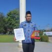 Masri, Kadis Perhubungan dan Pertanahan Kabupaten Aceh Jaya mendapat penghargaan ASN Terbaik Golongan IV dari Bupati Safwandi dalam prosesi pelaksanaan upacara peringatan Hari Ulang Tahun (HUT) ke-54 Korps Pegawai Republik Indonesia (Korpri) di halaman Kantor Bupati Aceh Jaya, Senin (01/12/2025) (Foto/Ist) 