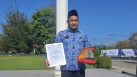 Masri, Kadis Perhubungan dan Pertanahan Kabupaten Aceh Jaya mendapat penghargaan ASN Terbaik Golongan IV dari Bupati Safwandi dalam prosesi pelaksanaan upacara peringatan Hari Ulang Tahun (HUT) ke-54 Korps Pegawai Republik Indonesia (Korpri) di halaman Kantor Bupati Aceh Jaya, Senin (01/12/2025) (Foto/Ist) 