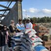 Anggota DPD RI asal Aceh, Darwanti A Gani menyerahkan sejumlah bantuan kepada korban terdampak Banjir di wilayah Kecamatan Pesangan Siblah Krueng, Bireun, Senin (1/12/2025) (Foto/Ist)