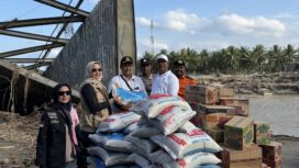 Anggota DPD RI asal Aceh, Darwanti A Gani menyerahkan sejumlah bantuan kepada korban terdampak Banjir di wilayah Kecamatan Pesangan Siblah Krueng, Bireun, Senin (1/12/2025) (Foto/Ist)