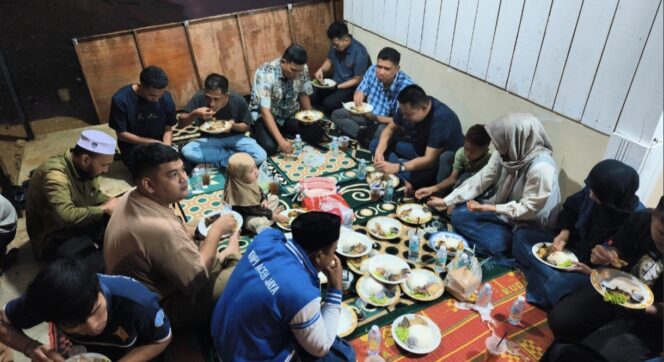 
 Momen kebersamaan Pengurus DPD KNPI Aceh Jaya berbuka puasa di Caffee Teluk Senja, Kamis (19/3/2026) (Foto/Ist) 
