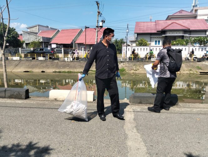 
 Warga Temukan Janin di Bantaran Krueng Doy, Polisi Lakukan Olah TKP