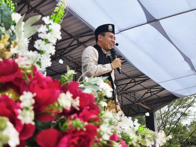 
 Tgk. Habibi An Nawawi, juara satu ajang Akademi Sahur Indonesia (AKSI) tahun 2026 di salah satu stadion televisi nasional mengisi Tablig Akbar dalam rangka mengisi rangkaian kegiatan HUT ke 24 Kabupaten Aceh Jaya yang berlangsung di Taman Memorial Tsunami, Calang, Selasa (14/4/2026) (Foto/AJP-Putri)