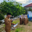 Kepala Dinas Syariat Islam Kabupaten Aceh Jaya, Fajri saat menjadi pembina upacara di SMP N 1 Calang, Senin (11/5/2026) (Foto/Ist) 