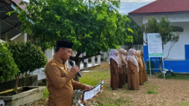 Kepala Dinas Syariat Islam Kabupaten Aceh Jaya, Fajri saat menjadi pembina upacara di SMP N 1 Calang, Senin (11/5/2026) (Foto/Ist) 