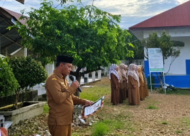 
 Kepala Dinas Syariat Islam Kabupaten Aceh Jaya, Fajri saat menjadi pembina upacara di SMP N 1 Calang, Senin (11/5/2026) (Foto/Ist) 