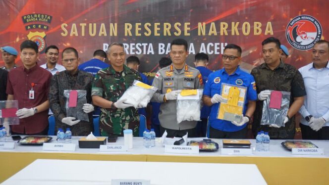 
 Selundupkan 4 Kg Sabu di Bandara SIM, Empat Pemuda Ditangkap