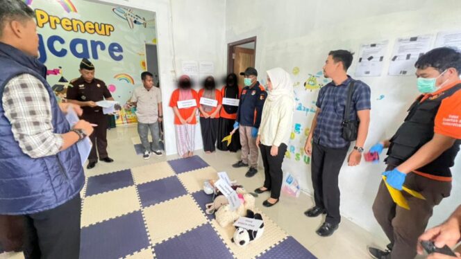 
 62 Adegan Diperagakan Tersangka dalam Rekonstruksi Aniaya Batita di Baby Preneur Daycare Lamgugob
