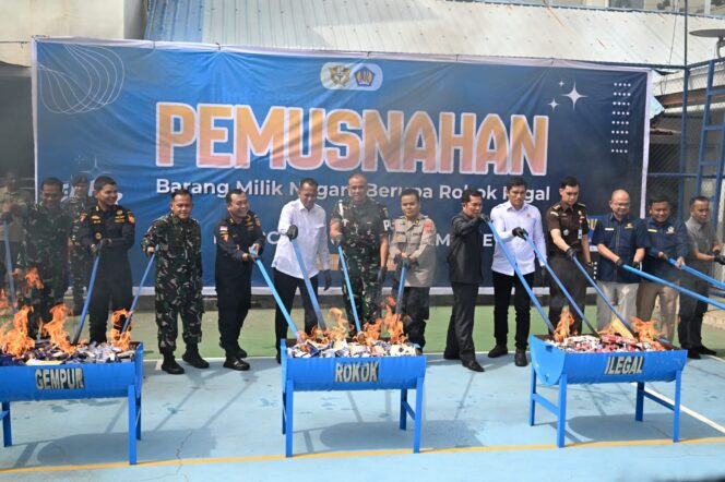 
 Bea Cukai Musnahkan Rokok Ilegal Senilai Rp 43 Miliar