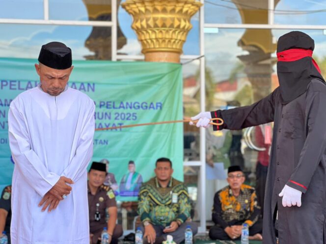 
 Kejari Aceh Selatan Cambuk 13 Terpidana, 5 Tak Hadir