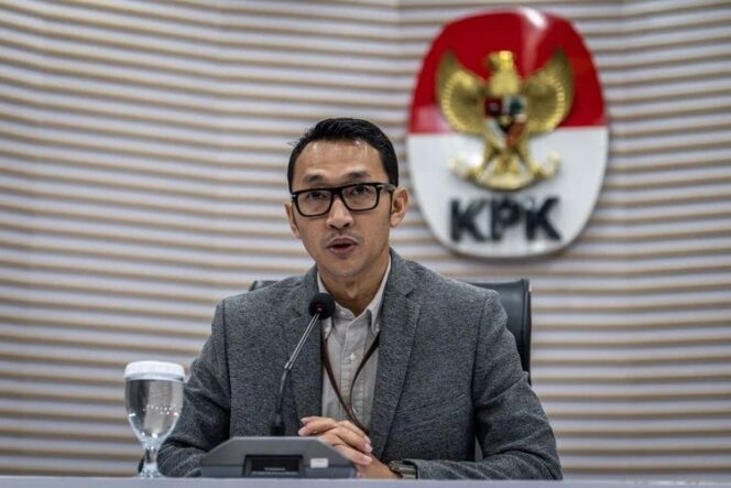 
 Uang Rp4 Miliar, 5 Koper Diamankan KPK, Rumah Kadis PUPR hingga Kontraktor Alkes dan Pengolahan Limbah Digeledah