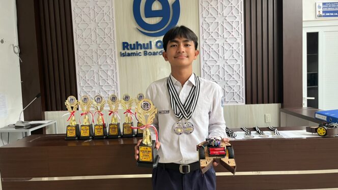 
 Putra Aceh Jaya, M Ghufran Ziyan Muhdin Raih Penghargaan Robotik Nasional bersama Tim Dayah Ruhul Qur’ani