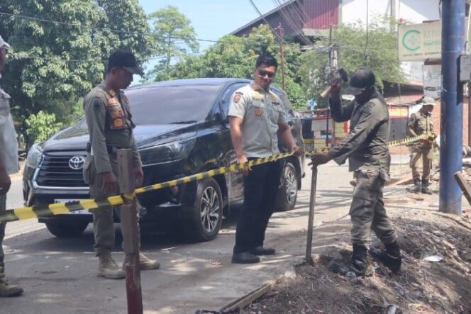 
 Satpol PP dan WH Aceh Besar Tertibkan PKL Gunakan Fasilitas Umum
