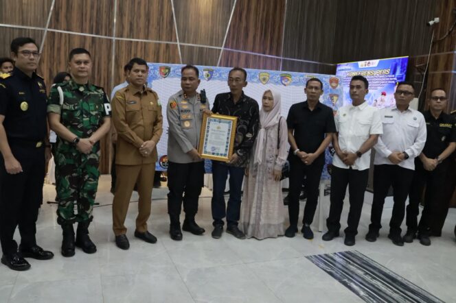 
 Kapolda Aceh Beri Penghargaan kepada Pratu Galuh Nugraha