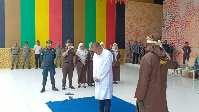 
 Sebelas Pelanggar Syariat di Banda Aceh Dicambuk, Termasuk Pale