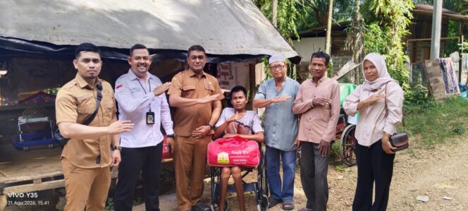 
 Rahmat Khaidir terima bantuan kursi roda dari Pemkab Aceh Jaya.