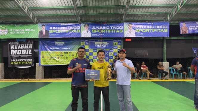 
 Bupati Aceh Jaya, Safwandi (kiri) menyerahkan tropy juara pertama untuk Manajer Tim Aneuk Laut FC, Romi (tengah) usai timnya menjadi juara pertama Open Turnamen Futsal KNPI Aceh Jaya 2026 di Lapangan AA Futsal, Desa Alue Abed, Panga, Minggu (6/9/2026) (Foto/Panitia) 