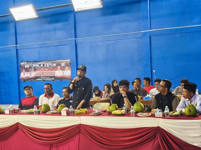 
 Bupati Safwandi membuka Turnamen Badminton Piala Ketua PBSI Kabupaten Aceh Jaya di GOR PBSI setempat, Sabtu (26/9/2026) (Foto/AJP-Putri) 