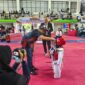 Bupati Aceh Jaya, Safwandi mengalungkan medali kepada atlet  pada Open Tournament Taekwondo Piala Bupati Aceh Jaya Tahun 2026 di Gelanggang Olahraga (GoR) PBVSI setempat, Sabtu (26/9/2026) (Foto/AJP-Putri)