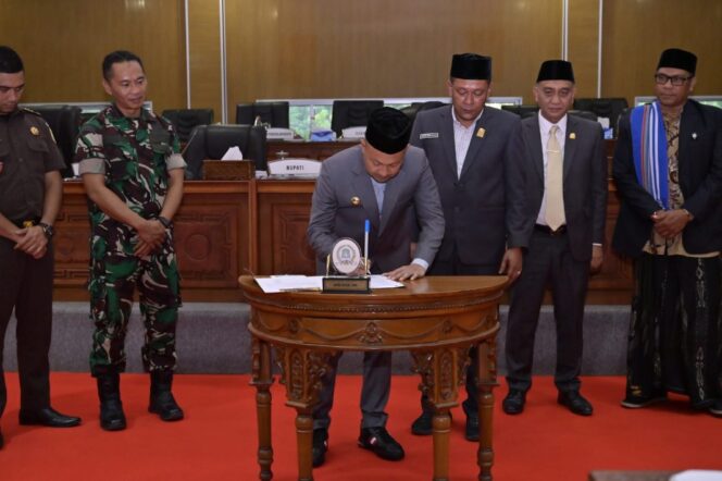 
 Bupati Aceh Jaya Ikuti Paripurna Perubahan APBK 2026