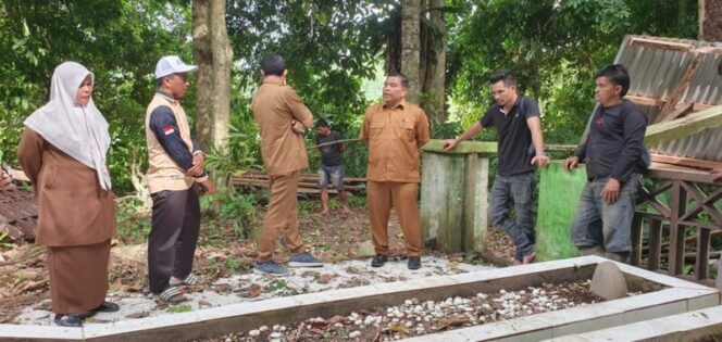 
 Kadisdikbud Aceh Jaya, Juanda dan yang lainnya saat meninjau situs Makam Sabee Op.