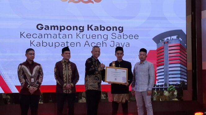 
 Pj Keuchik Gampong Kabong, Muttasir saat menerima penghargaan, Rabu (21/10/2022) (Foto/Ist)