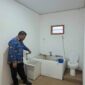 Kadisdikbud Aceh Jaya, Juanda saat mengecek kebersihan kamar mandi di sekolah.