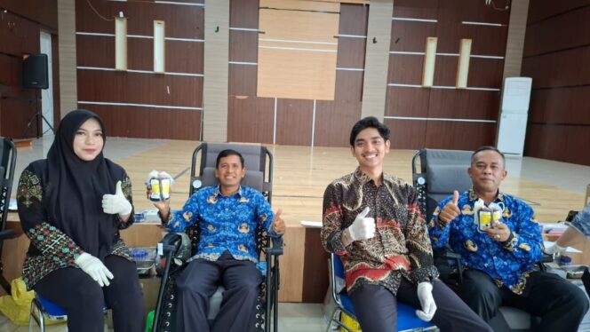 
 Para ASN DPMPKB Aceh Jaya saat donor darah 