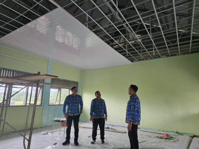 
 Kadisdikbud Aceh Jaya dan yang lainnya saat meninjau revitalisasi sekolah.