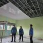 Kadisdikbud Aceh Jaya dan yang lainnya saat meninjau revitalisasi sekolah.