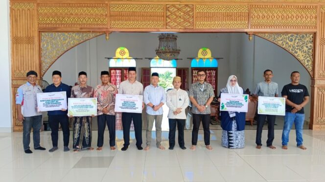 
 Bupati Aceh Jaya Serahkan Bantuan CSR Bank Aceh untuk Sejumlah Lembaga